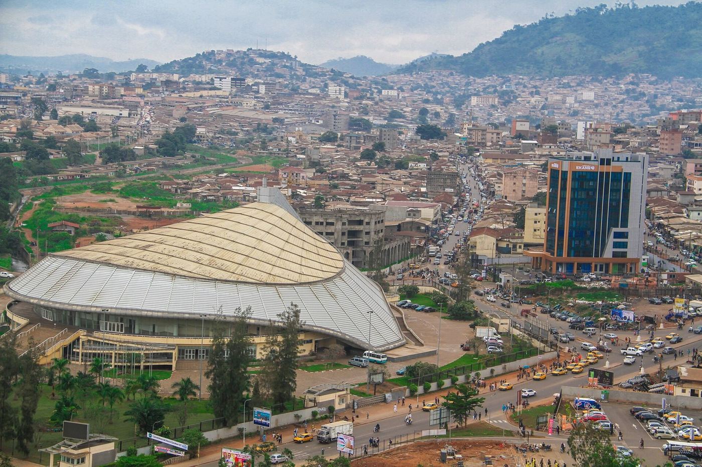 Vue sur les collines et les quartiers de Yaoundé, au Cameroun