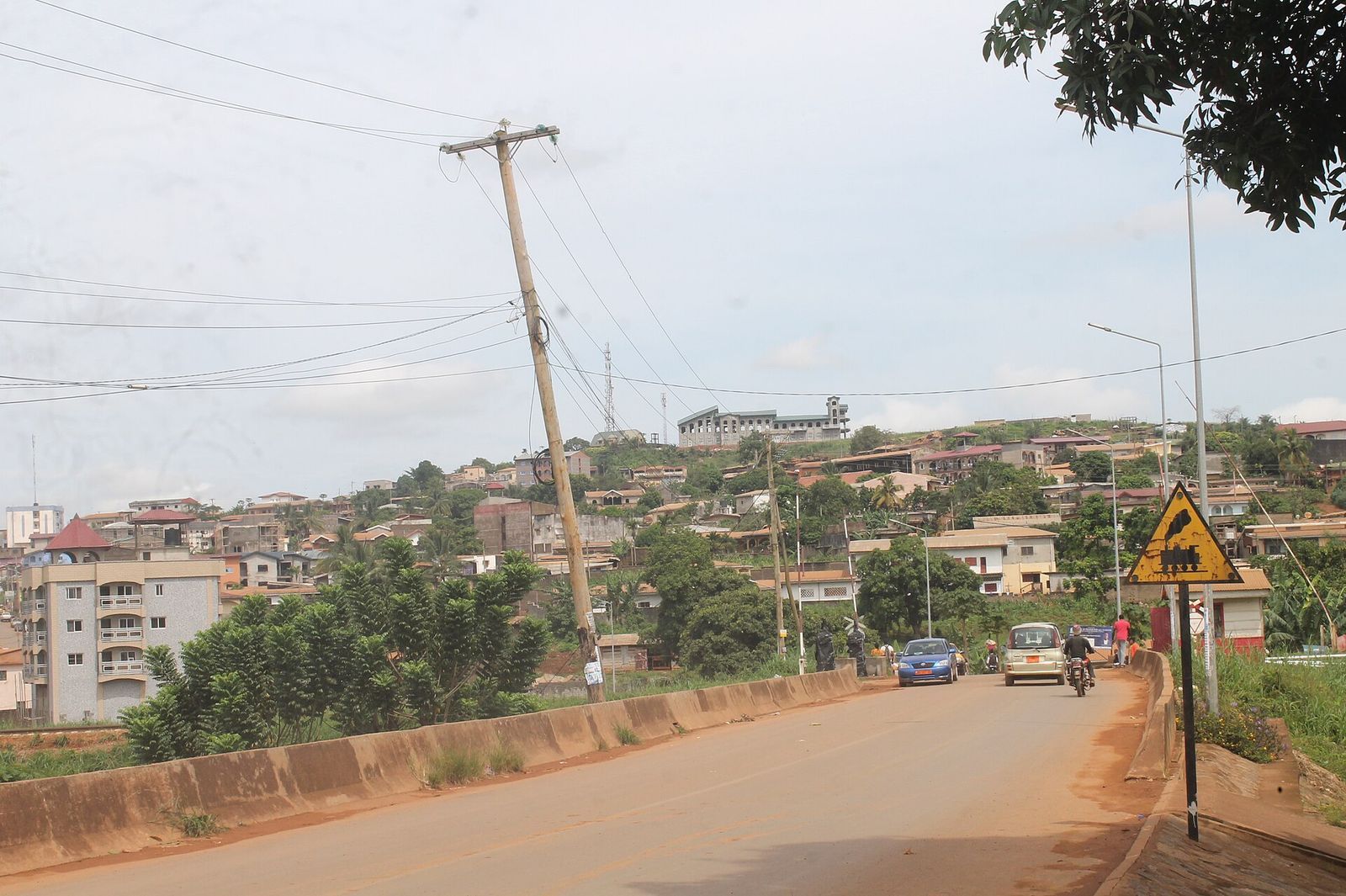 Route et collines bâties du quartier d’Obobogo, à Yaoundé