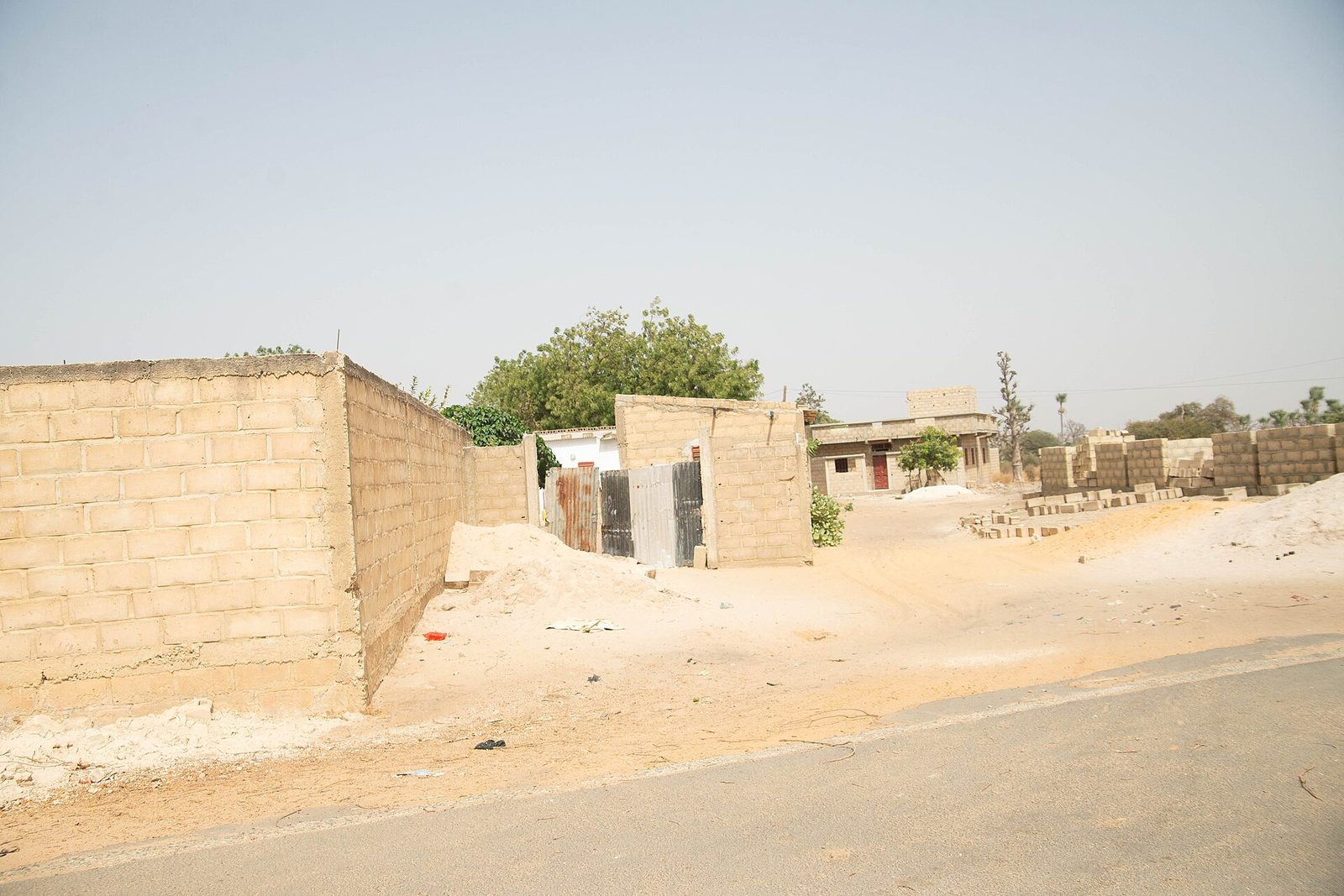 Murs de clôture et maisons en construction sur des parcelles à Keur Mbaye Diakhaté, au Sénégal