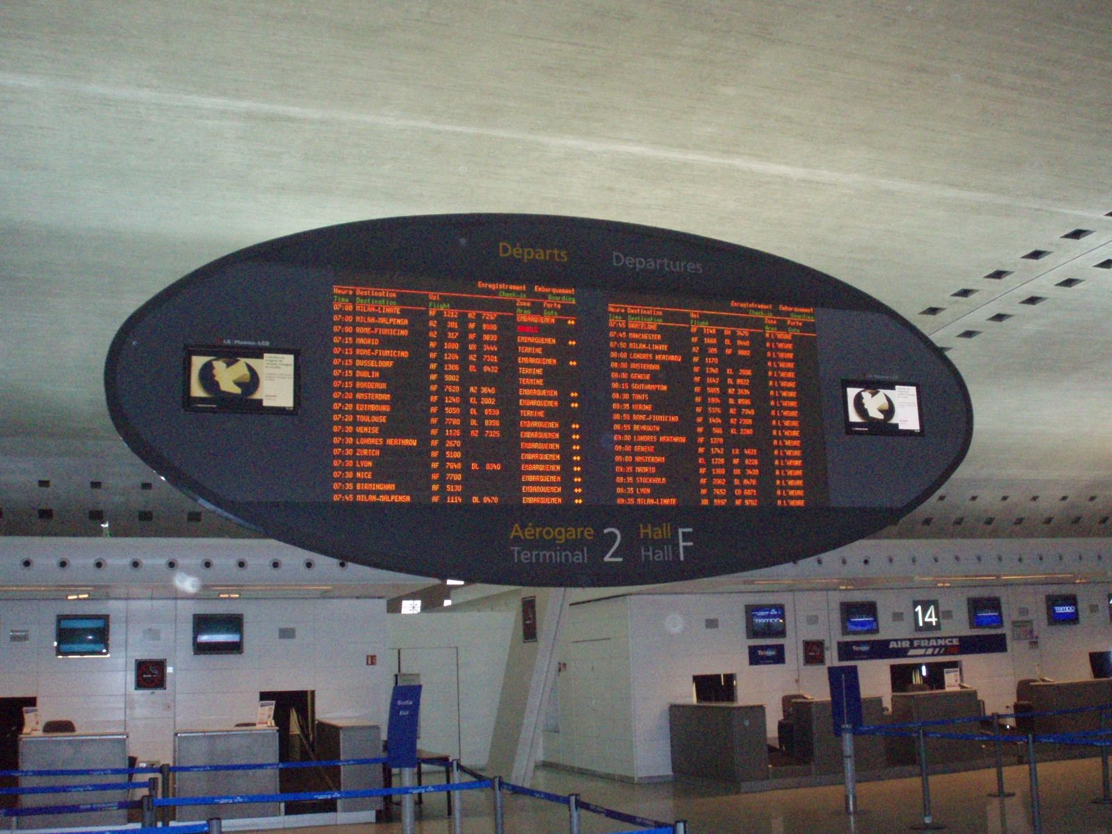 Tableau des départs du terminal 2, hall F, à l’aéroport Paris-Charles-de-Gaulle