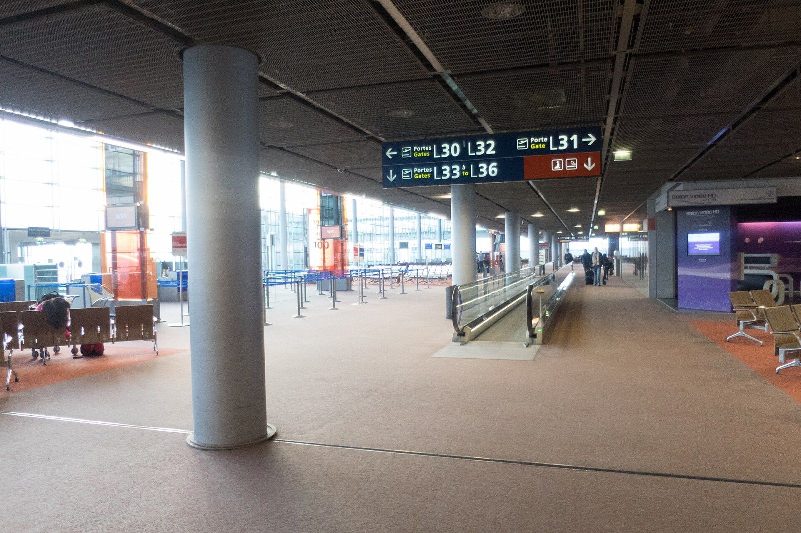 Zone d’embarquement du hall L, terminal 2E de l’aéroport Paris-Charles-de-Gaulle