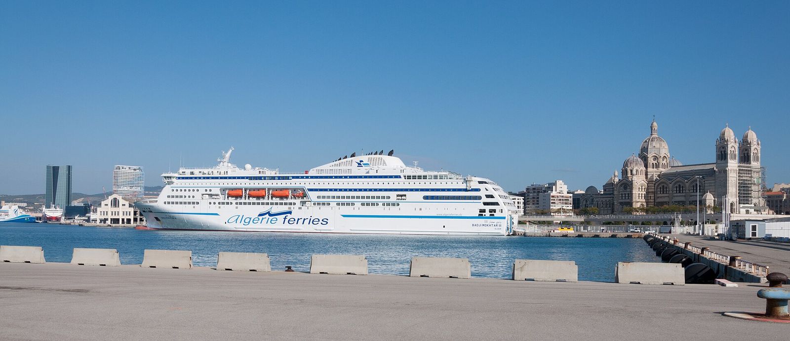 Le ferry Badji Mokhtar III d’Algérie Ferries à quai dans le port de Marseille, la cathédrale de la Major en arrière-plan