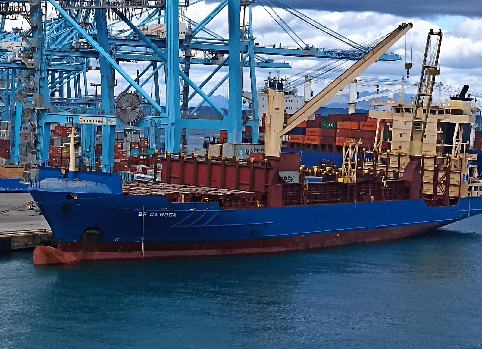 Navire de commerce amarré sous les portiques du port d'Algésiras, en Espagne, face au détroit de Gibraltar