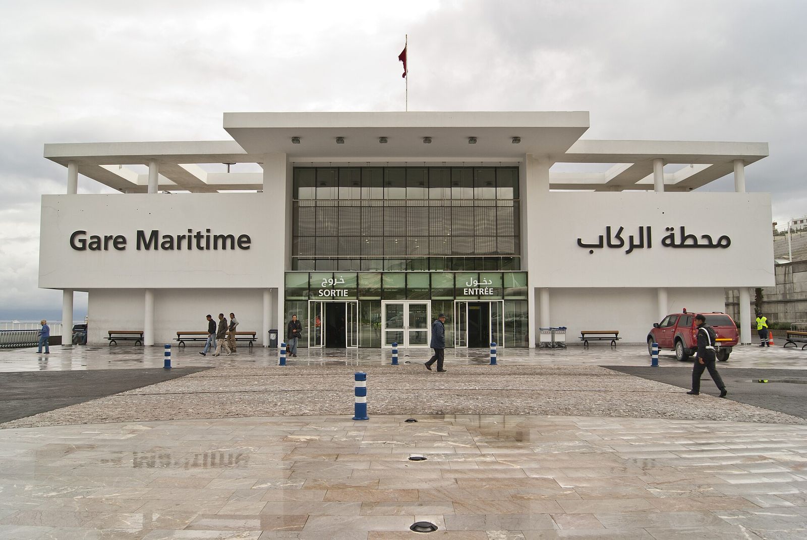 Façade blanche de la gare maritime du port de Tanger Med, avec l'inscription « Gare Maritime » en français et en arabe