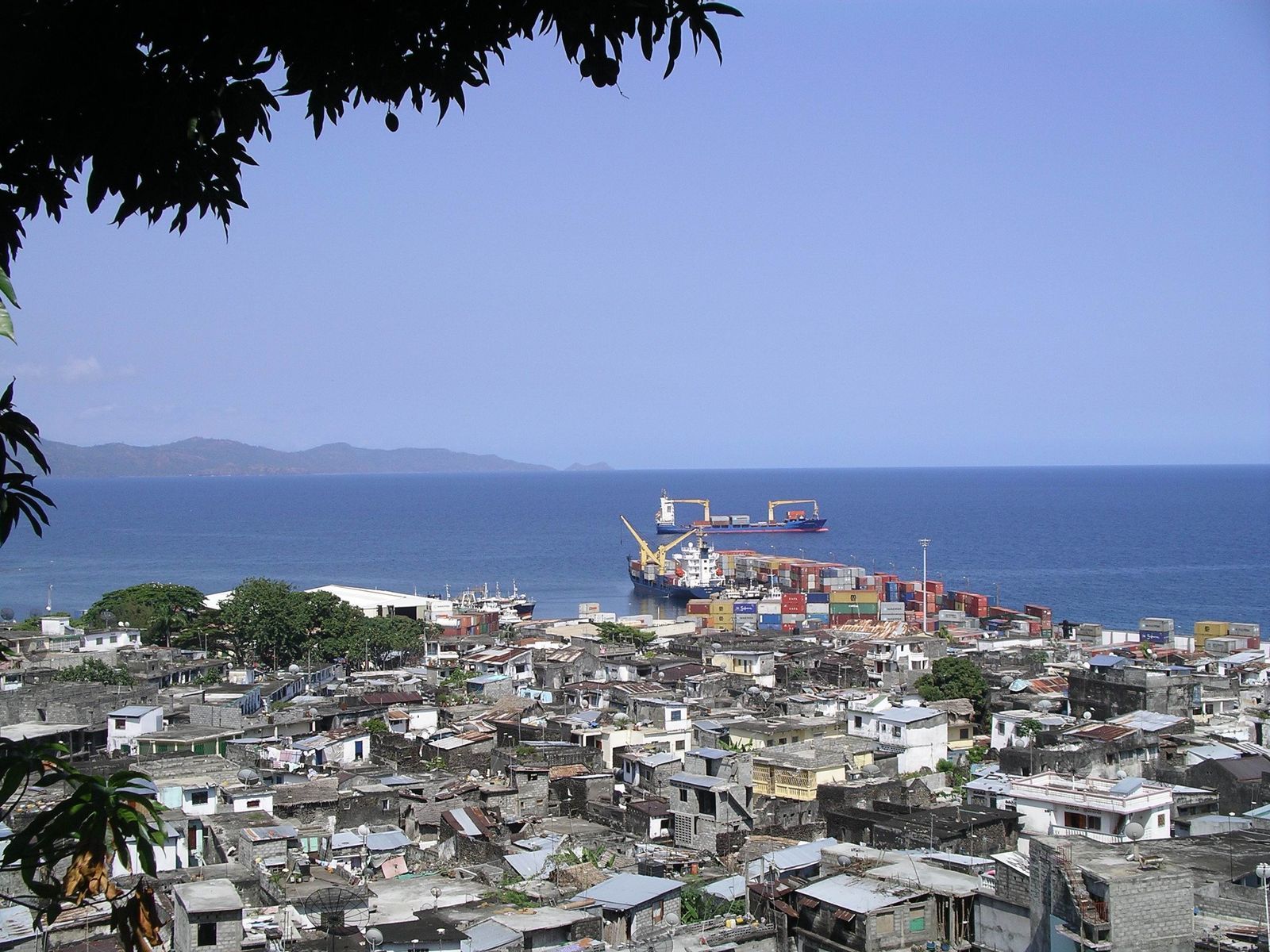 Porte-conteneurs à quai et en rade au port de Mutsamudu, sur l’île d’Anjouan, aux Comores