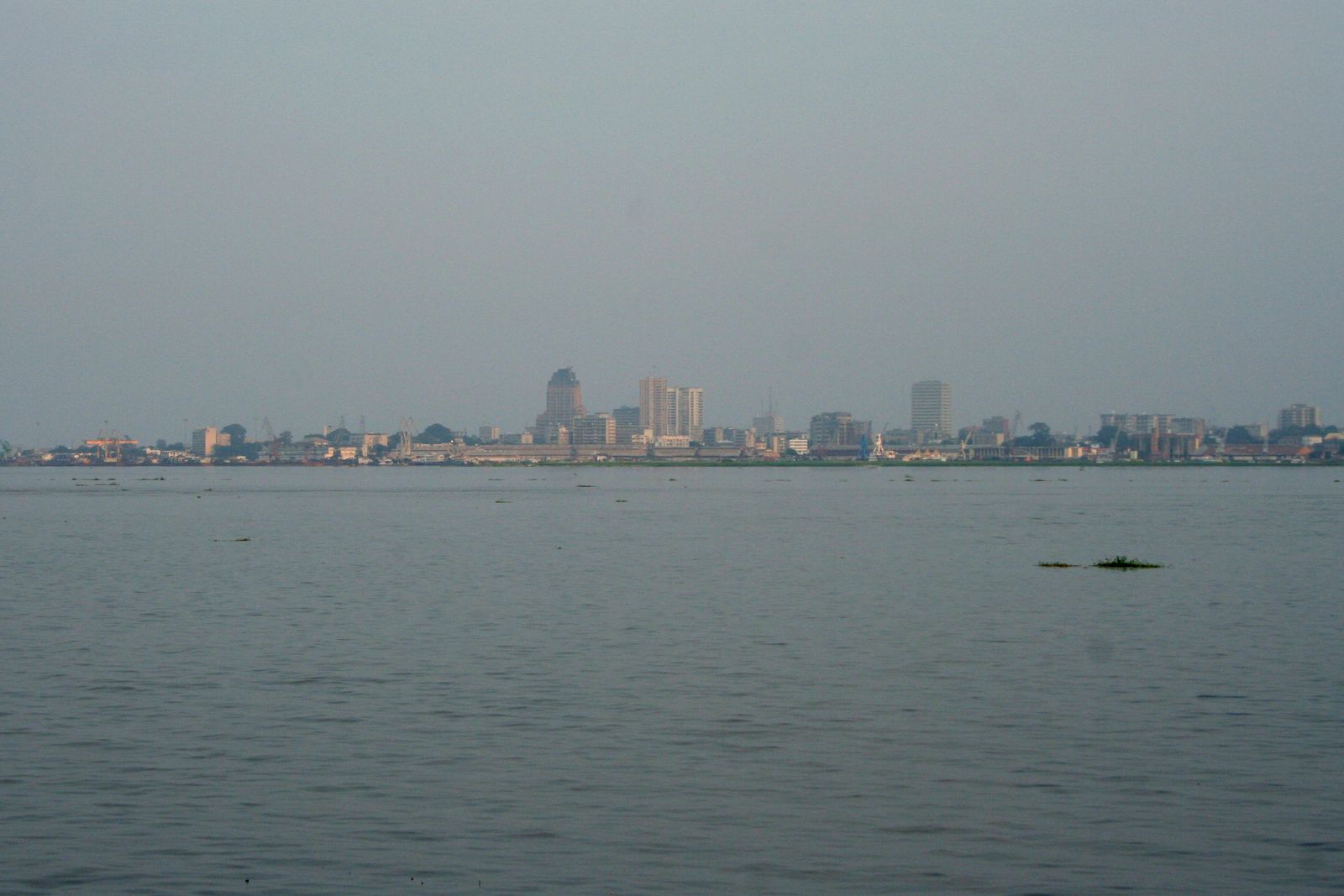 Kinshasa vue depuis Brazzaville, de l’autre côté du fleuve Congo