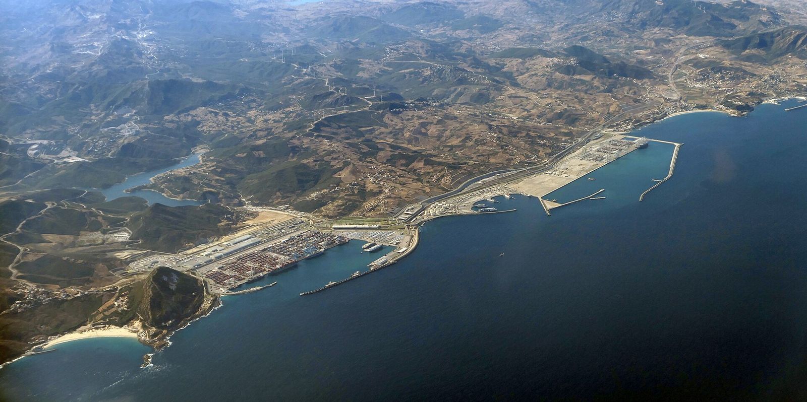Vue aérienne du port de Tanger Med et de la côte du détroit de Gibraltar, au nord du Maroc