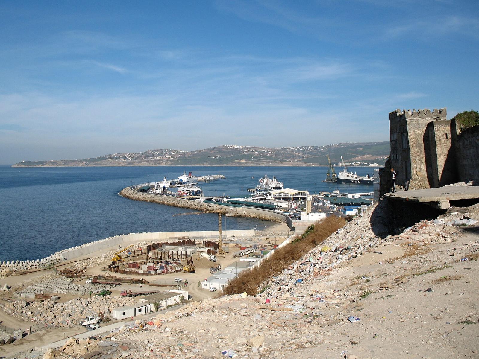 Le port de Tanger vu depuis les remparts de la kasbah, avec la jetée et des navires à quai