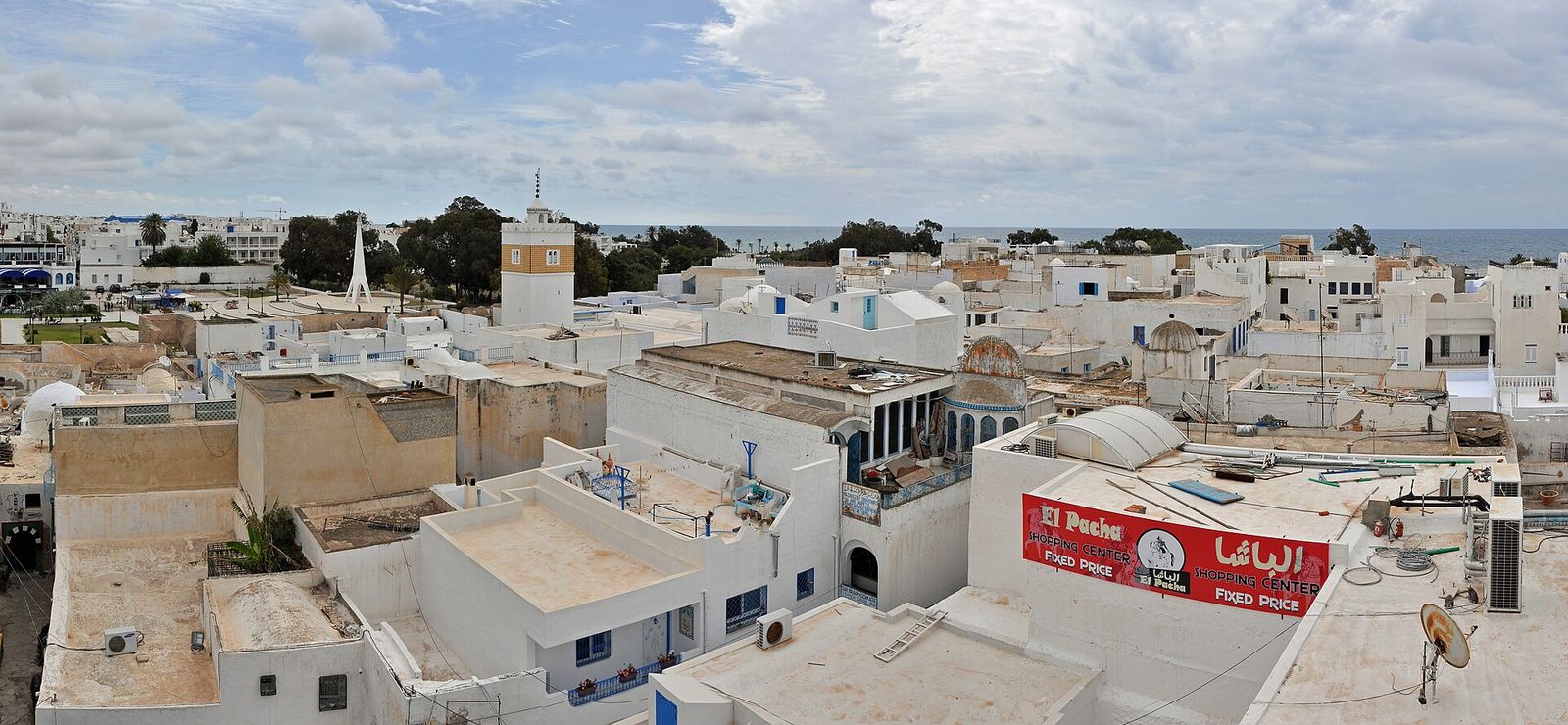 Toits blancs de la médina de Hammamet, avec la mer Méditerranée à l'horizon