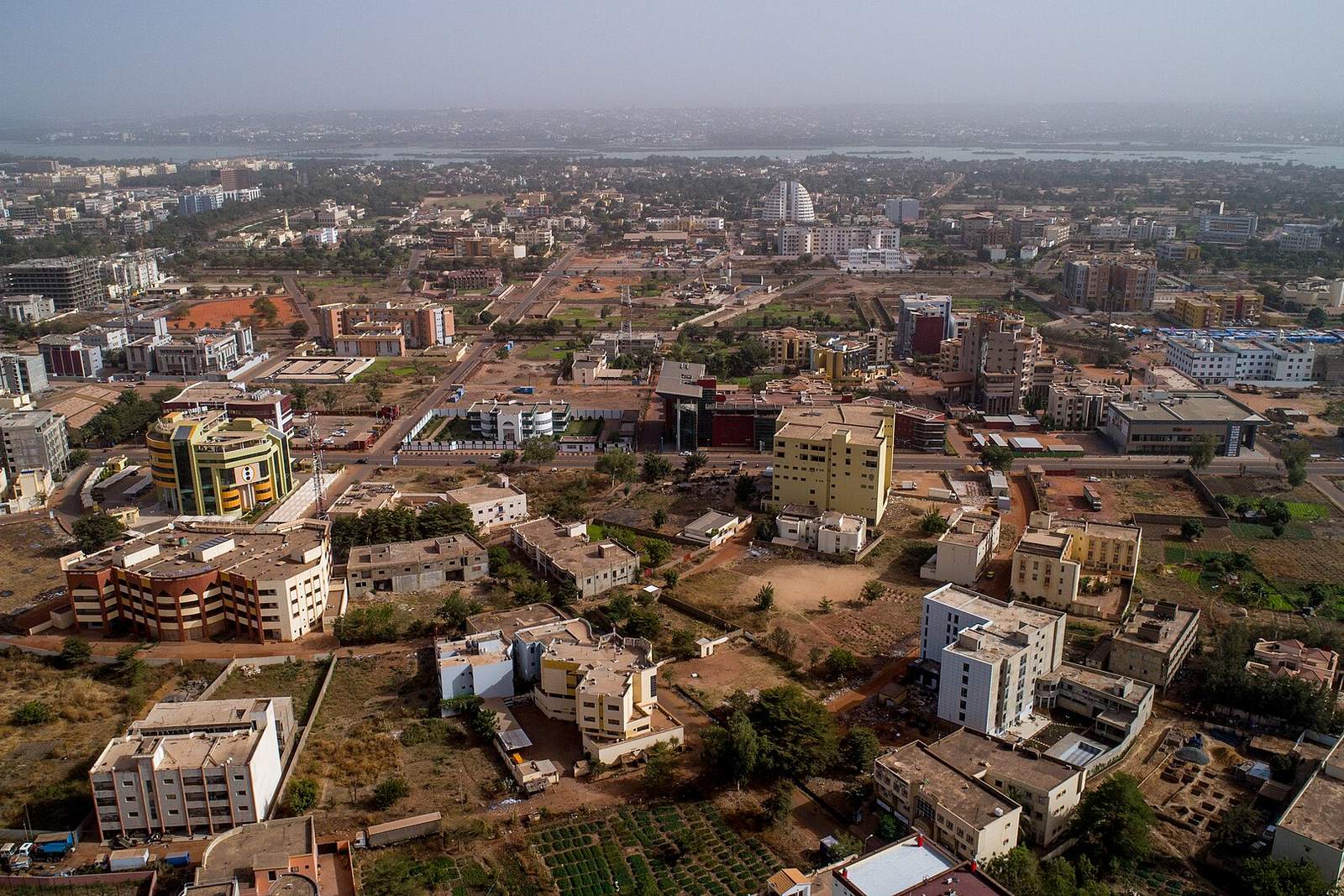 Vue aérienne du quartier ACI 2000 à Bamako, avec ses immeubles et ses parcelles en cours d’aménagement
