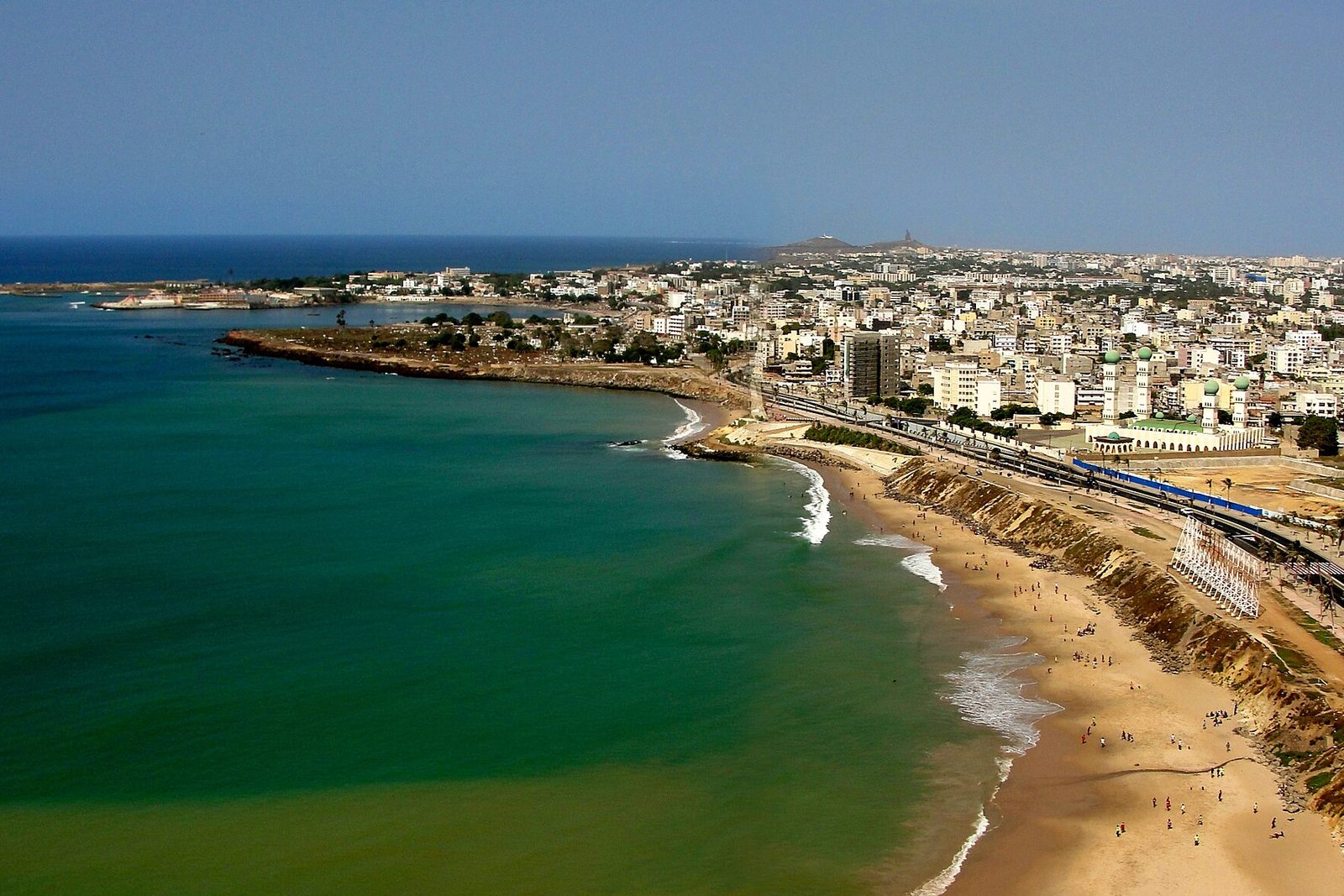 Vue aérienne de Dakar depuis la corniche, vers les quartiers de la Médina et du Point E