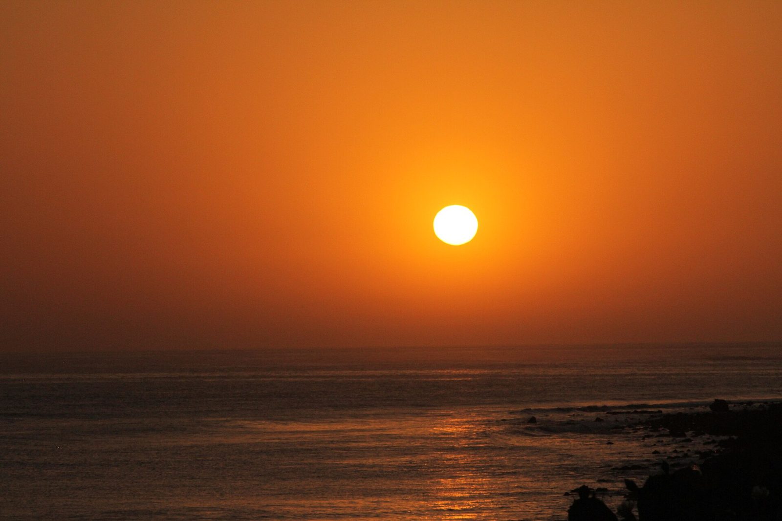 Coucher de soleil sur l’océan Atlantique depuis la corniche de Dakar