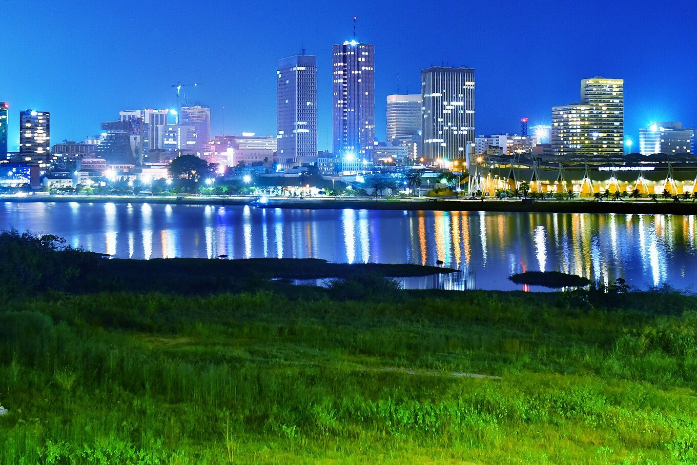 Les tours du Plateau, quartier d’affaires d’Abidjan, vues depuis le pont Alassane-Ouattara à la tombée de la nuit
