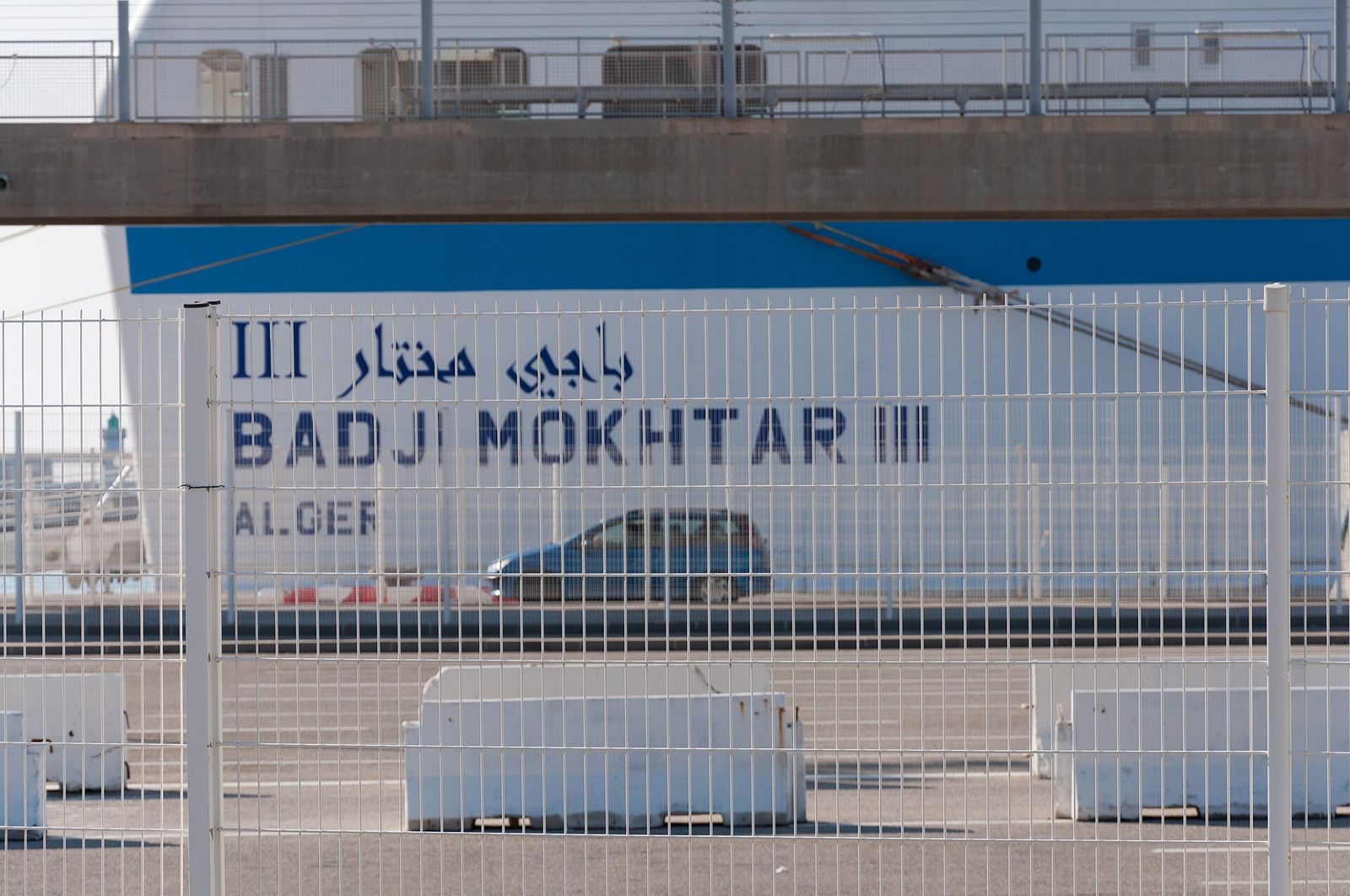 Poupe du ferry Badji Mokhtar III, port d’attache Alger, derrière les grilles du port de Marseille pendant l’embarquement des véhicules